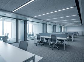Escritório corporativo entregue, com divisórias de vidro e forro modular