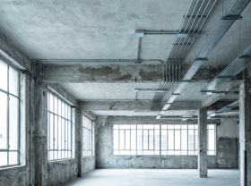 Parede em retrofit, metade com revestimento antigo removido e metade já com acabamento novo
