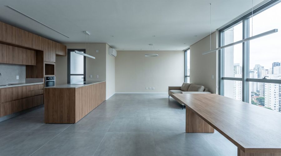 Sala de estar integrada à cozinha em apartamento reformado