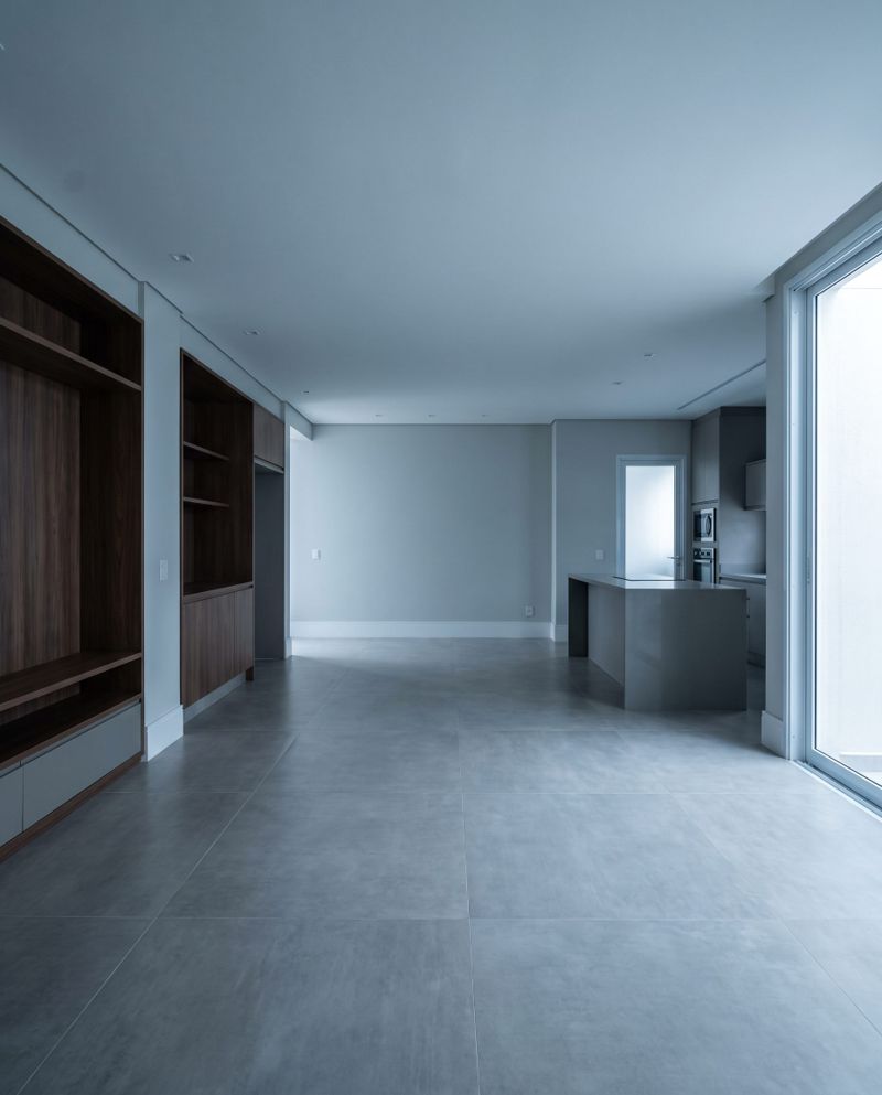 Sala e cozinha integradas de apartamento reformado em Belo Horizonte